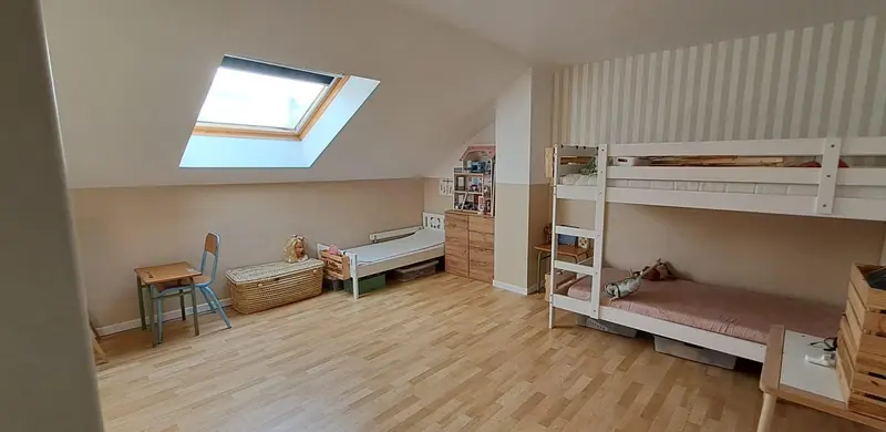 Chambre d'enfant mansardée repeinte avec lits superposés