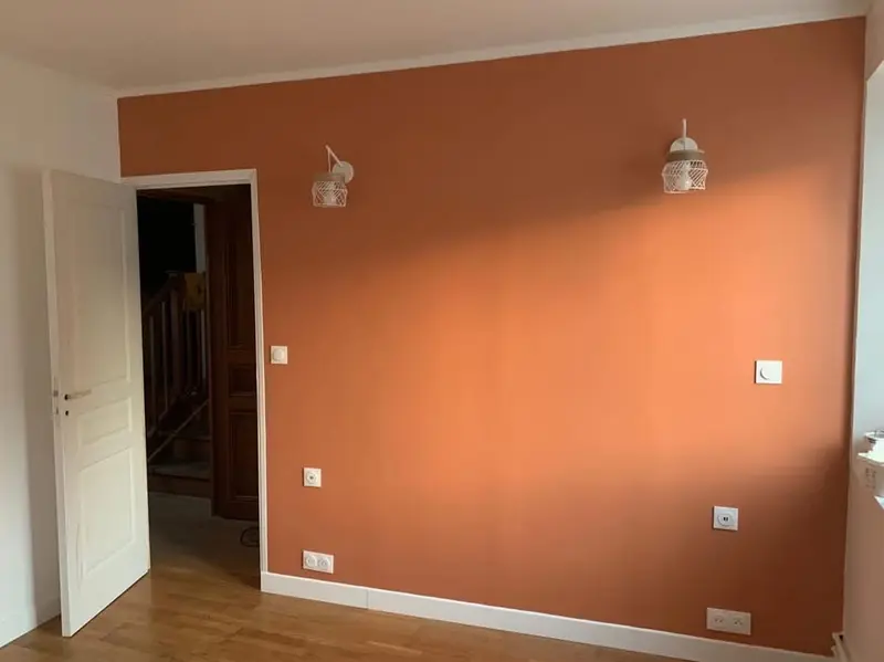 Nouvelle cloison peinte en terracotta avec porte et appliques murales
