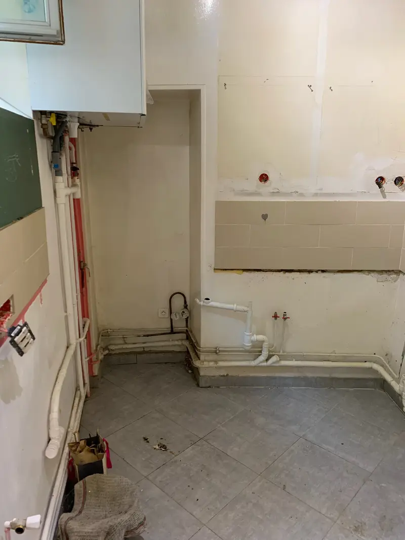 Cuisine vidée avant travaux, réseaux apparents