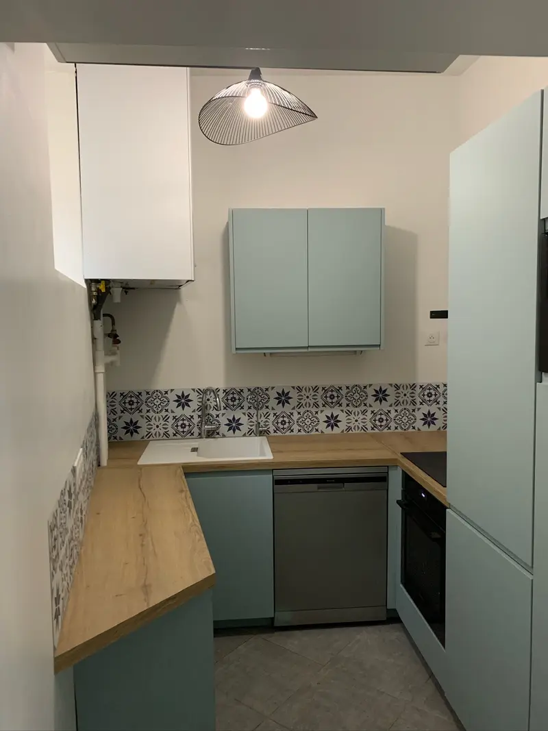 Cuisine après rénovation : meubles vert d'eau et crédence carreaux de ciment