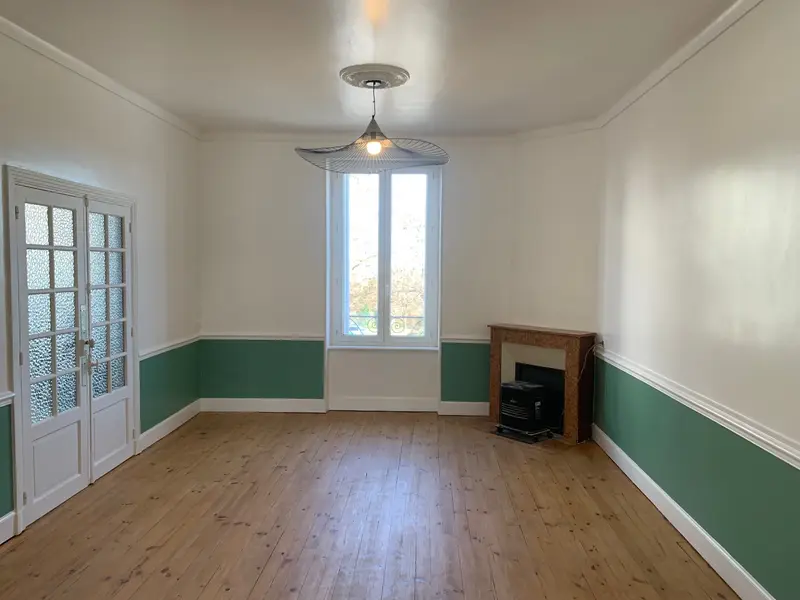 Parquet ancien poncé et vitrifié dans une pièce lumineuse