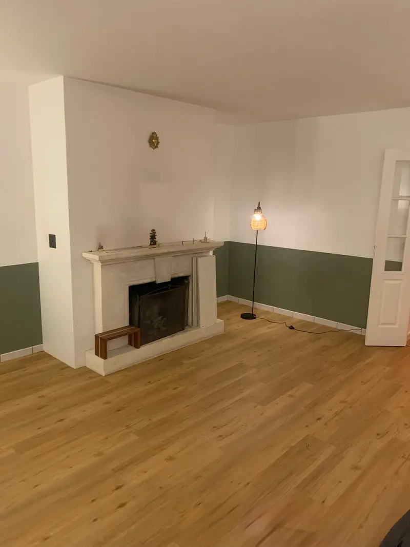 Parquet stratifié posé dans un salon avec cheminée