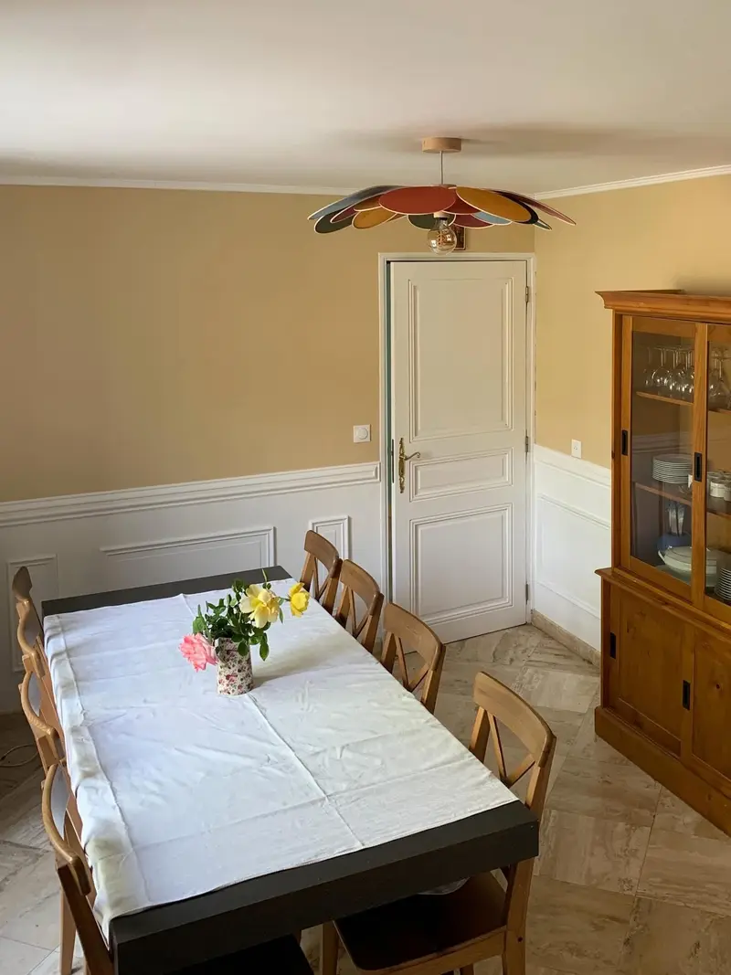 Salle à manger rafraîchie avec moulures décoratives et plafonnier