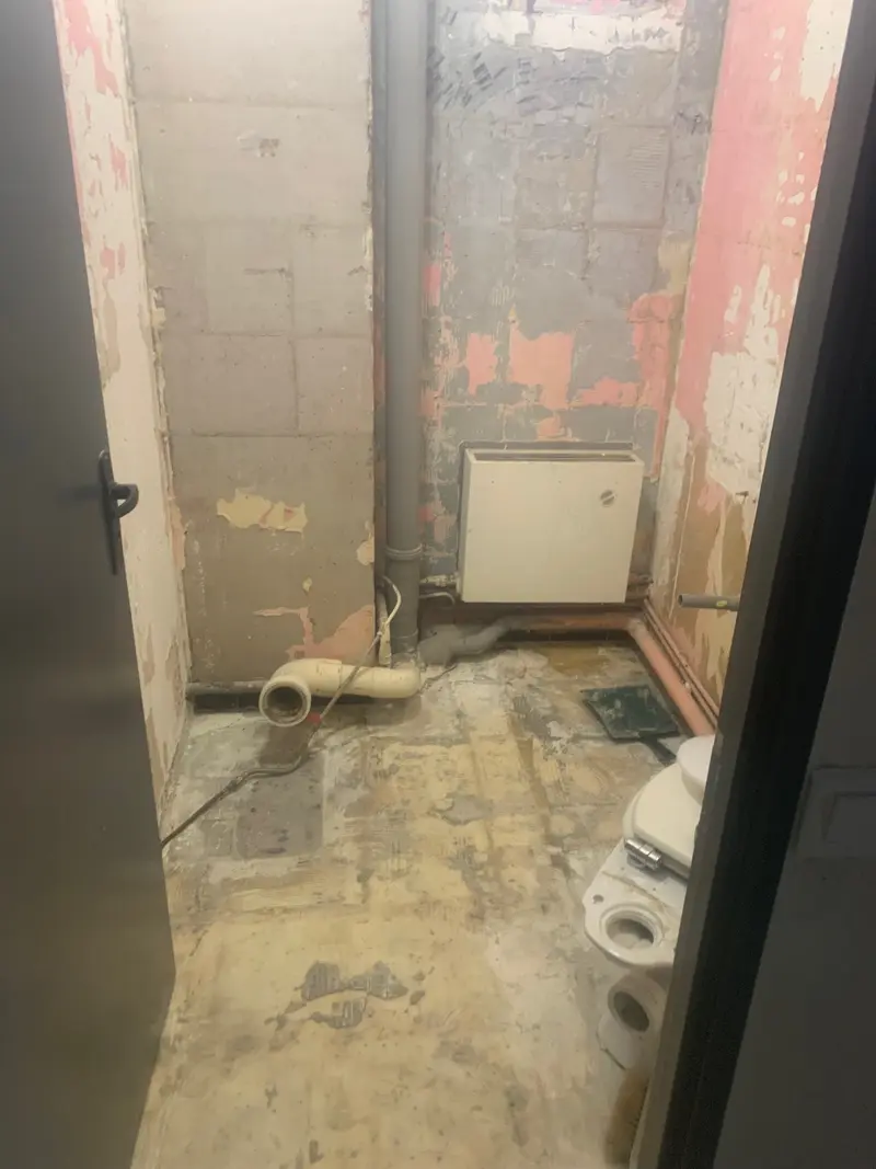 Salle de douche en cours de démolition